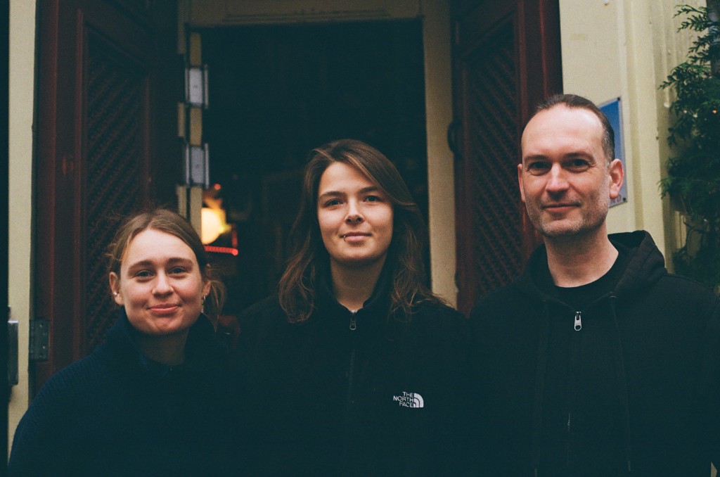 Team at the entrance of Saarein